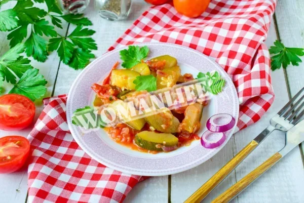 Тушковані кабачки з помідорами і часником на сковороді