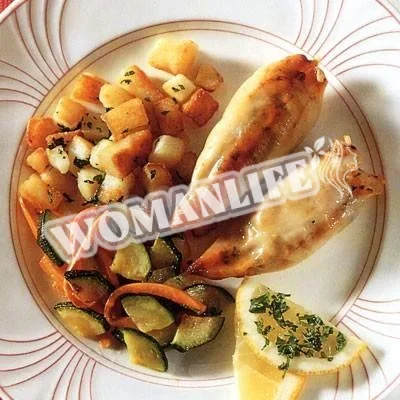Кальмари, фаршировані рибою та овочами на сковороді