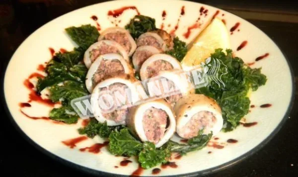 Кальмари, фаршировані м'ясом і сушеними грибами на сковороді