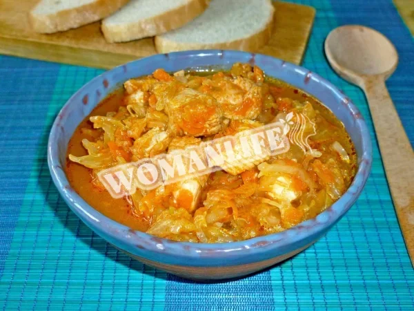 Тушкована капуста з куркою і морквою на сковороді