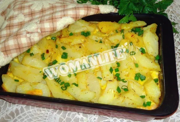 Картопля з яйцями в духовці