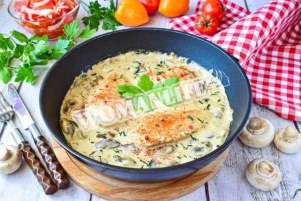Куряча грудка з грибами у вершковому соусі