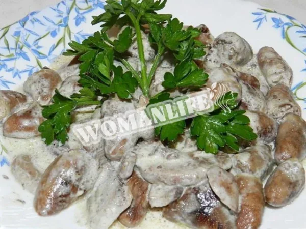 курячі сердечка з грибами в сметані