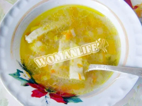 Курячий суп з овочами і домашньою локшиною