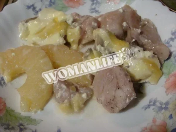 Курка з ананасами і грибами