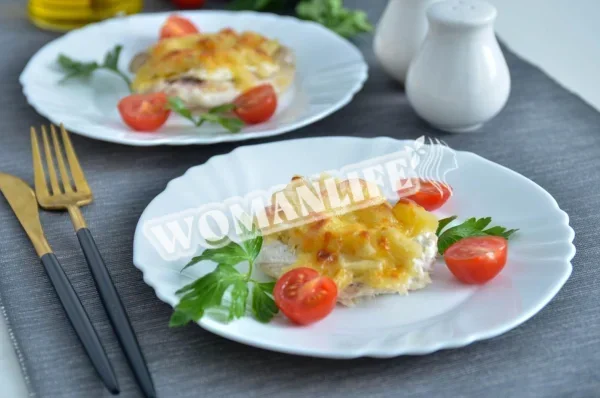 Куряче філе з ананасами в духовці