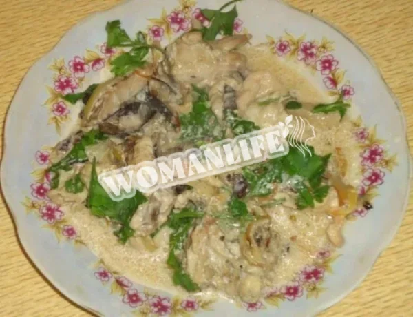 Курячі грудки з печерицями в сметані