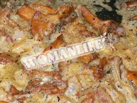 Лисички смажені з цибулею в маслі і сметані