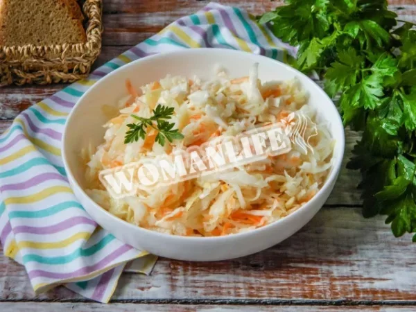 Капуста з сіллю, цукром, оцтом і маринованою морквою