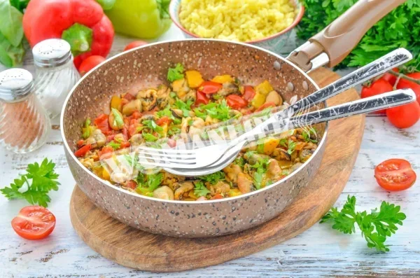 Мідії з рисом на сковороді
