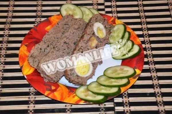 М'ясний рулет з яйцем і сиром