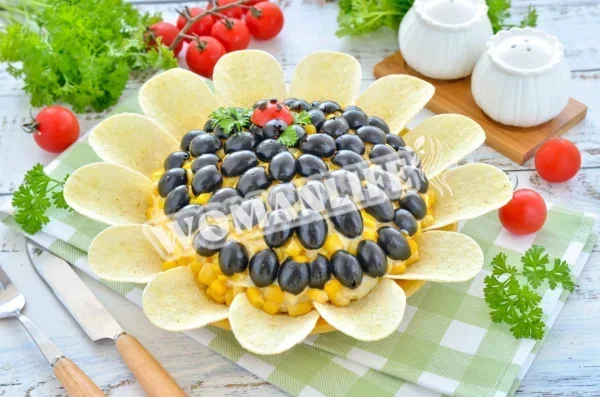 Салат Соняшник з кукурудзяними чіпсами і грибами
