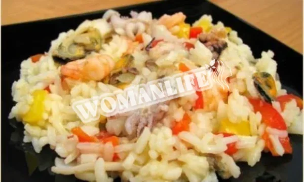 Рис з морепродуктами, цибулею та перцем