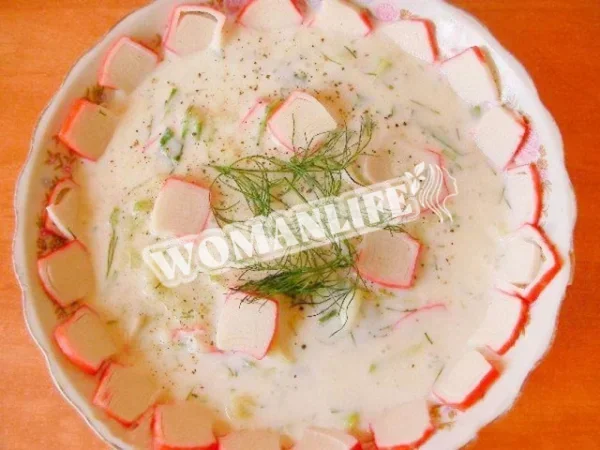 Холодний суп на кефірі з огірками і крабовими паличками