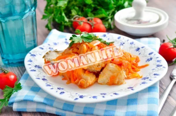 Класична тріска, маринована з морквою та цибулею