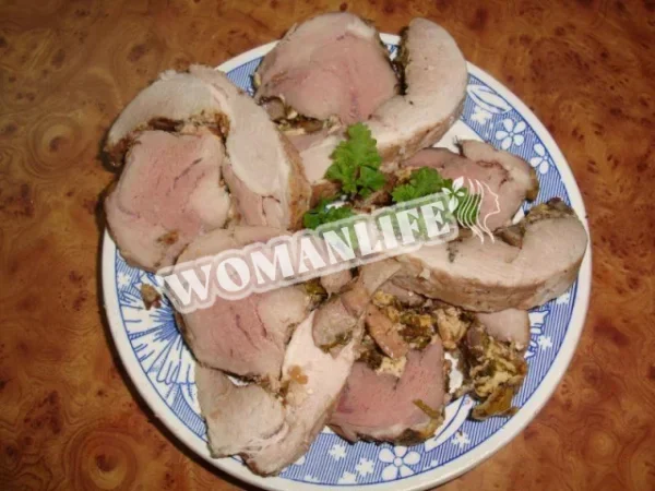 М'ясний рулет з грибами в духовці