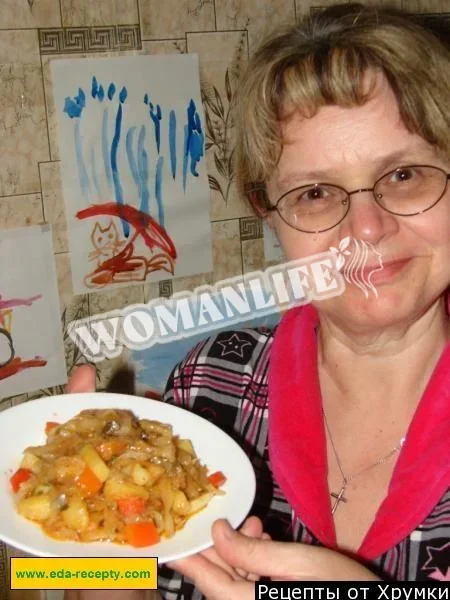 Тушкована картопля з капустою і макаронами на сковороді