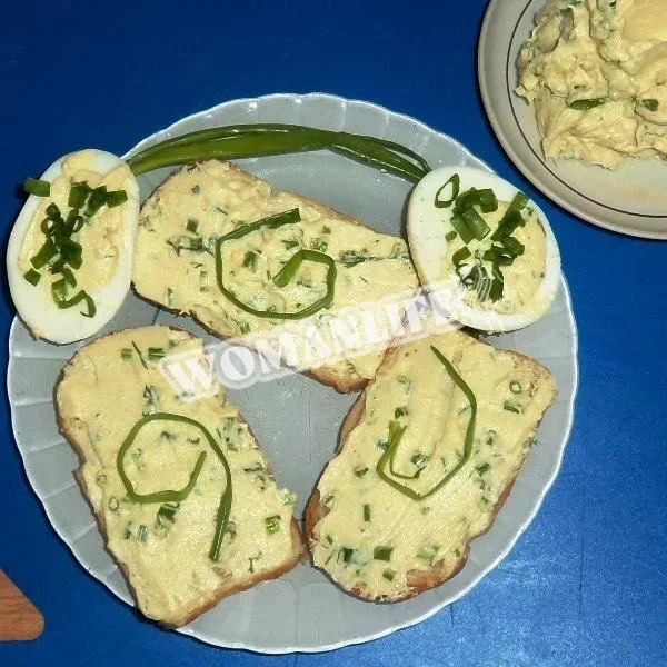 Масло намазати яйцями і гірчицею