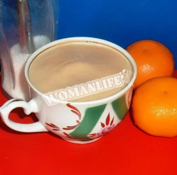 Масала чай з молоком і водою зі спеціями і цукром