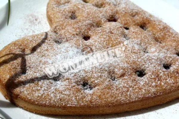 Клафуті з замороженою вишнею та маслом