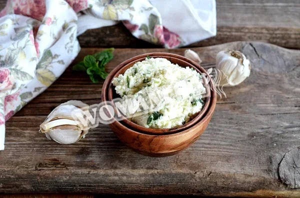 Сир із зеленню і часником