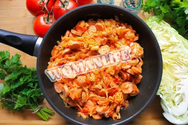 Солянка з сосисками і капустою на сковороді