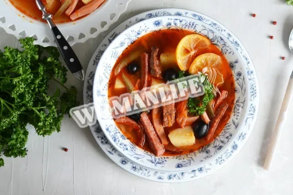 Класична солянка з картоплею, ковбасою та огірками