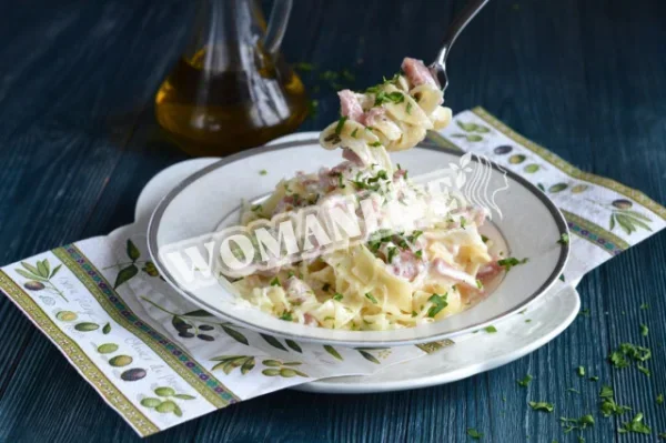 Паста з шинкою, вершками та сиром