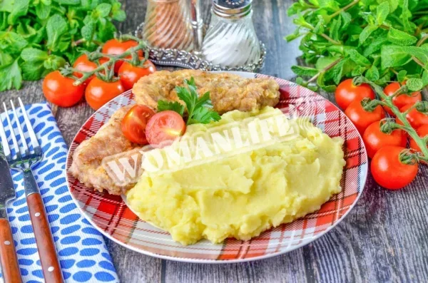 Картопляне пюре з маслом і молоком