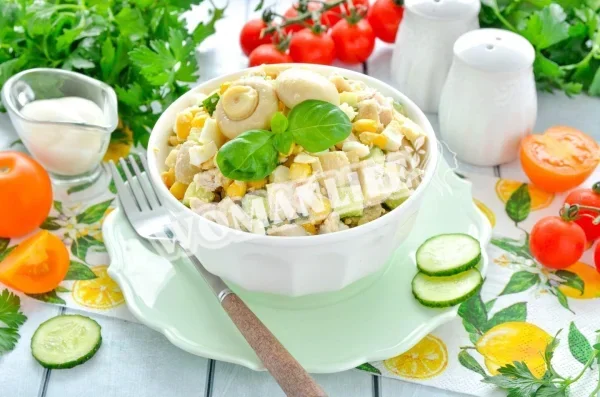 Салат з куркою і маринованими печерицями