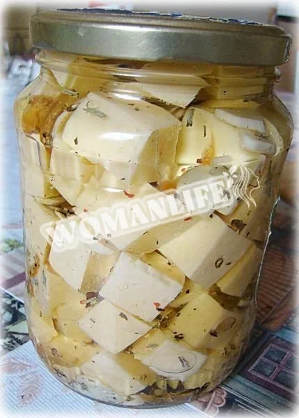 Сир, маринований з часником
