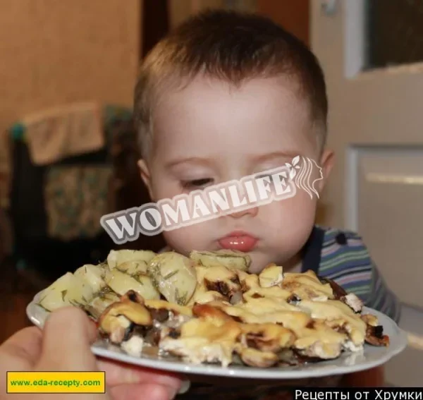 Соковита свинина з грибами і сметаною в духовці