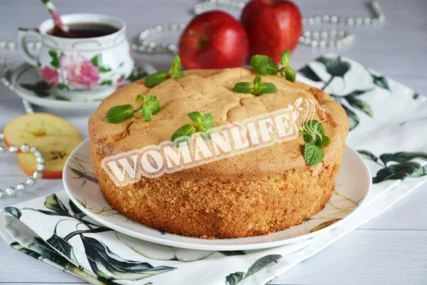 Проста шарлотка з яблуками в духовці виходить пишною