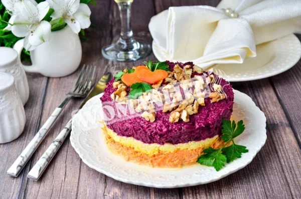 Класичний салат «Коханець» з буряком, морквою та родзинками