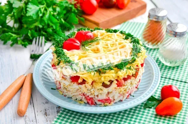 Багатошаровий салат з крабовими паличками