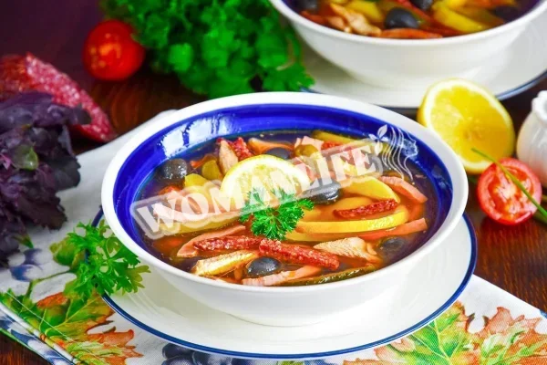 Солянка з курячою ковбасою та картоплею