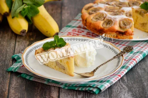 Бананова шарлотка з бананами