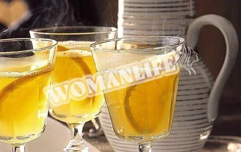 Глінтвейн з апельсином, лимоном, білим вином і корицею