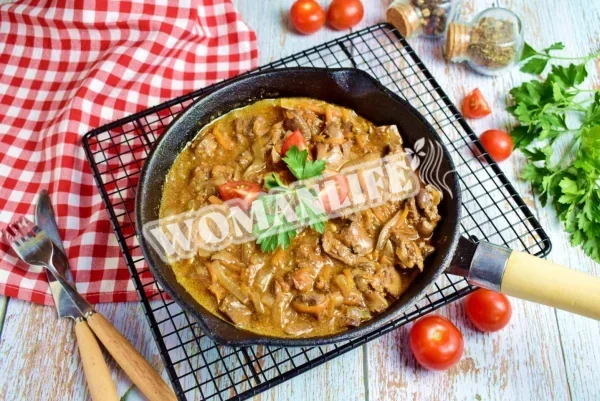 Куряча печінка з підливою на сковороді з цибулею