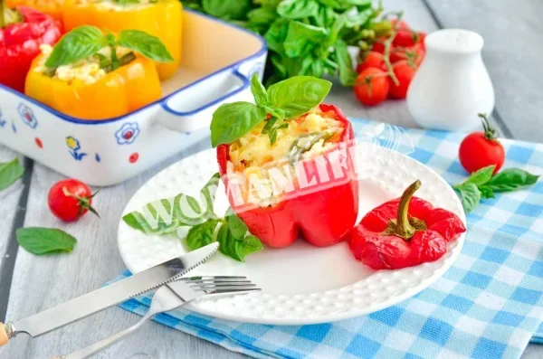 Фарширований перець рисом і овочами в духовці