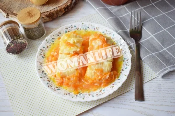 Риба, тушкована з морквою і цибулею