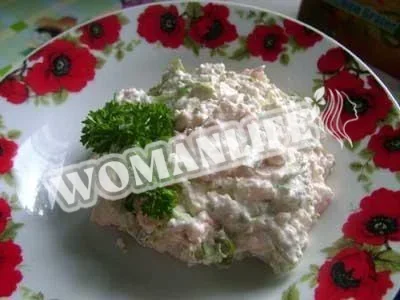 Салат з сиру з зеленню, часником і помідорами