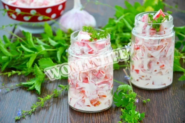 Салат з крабовими паличками і помідорами