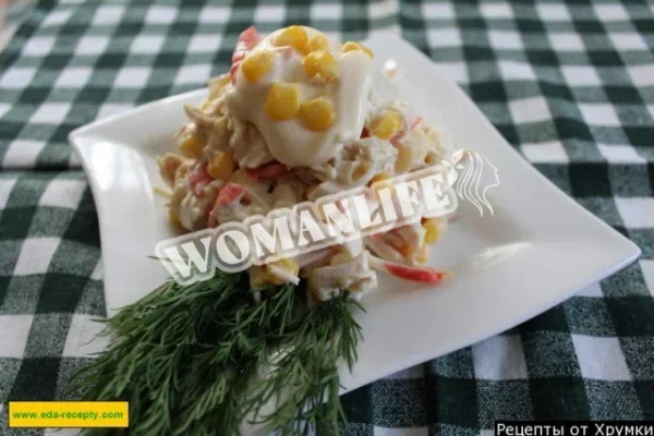 Салат зі свіжої курки з ананасами і крабовими паличками