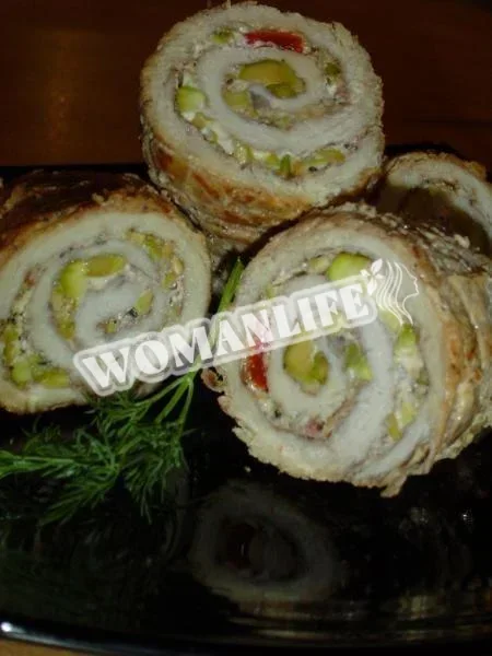 Рулет з грудки з фісташками