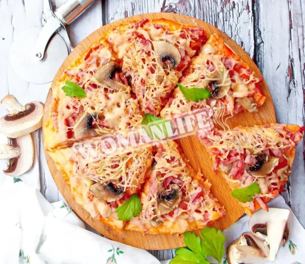 Піца з ковбасою, грибами та сиром