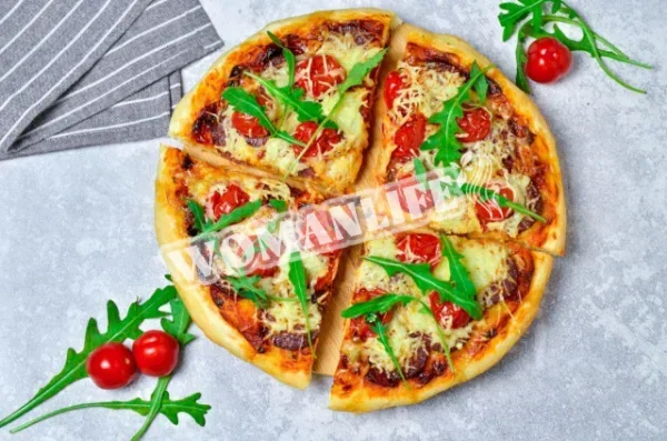 Піца в духовці з ковбасою, сиром і помідорами