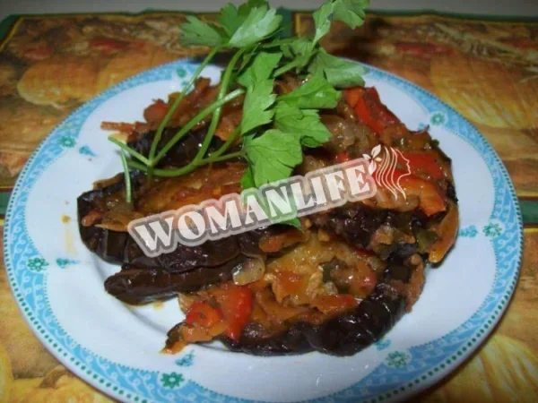 Гаряча закуска - пасеровані баклажани з помідорами і перцем