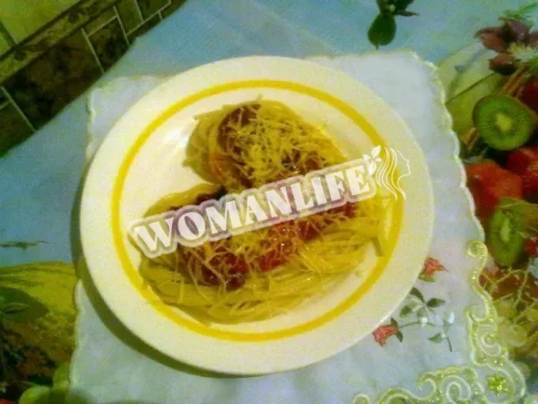 Спагетті з сиром, помідорами та баклажанами