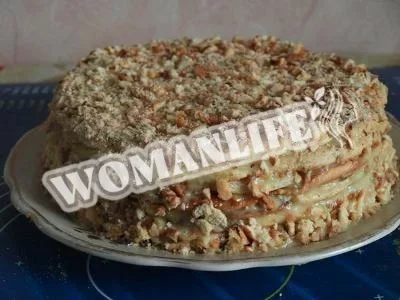 Торт з волоськими горіхами і згущеним молоком на сковороді